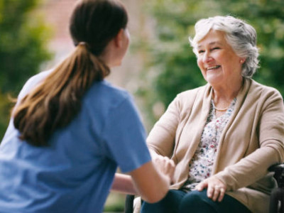 Үнемдеу үшін: 22 жастағы қыз қарттар үйінде тұрып жатыр