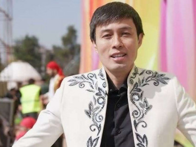 “Ауылда тұратындар бізден де бақытты” – Әнші Ердос Қанаев қаланың шуынан шаршағанын айтты