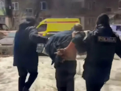 Шахтинскте пәтерге өрт қойды деген күдіктіні ұстаған сәттен видео жарияланды