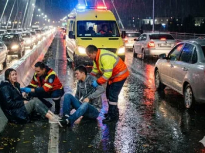 Атыраудағы көпірде екі адамды тоқ соқты