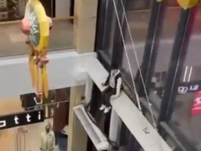 Атырауда 14 жастағы жасөспірім сауда орталығында биіктен секірген (ВИДЕО)