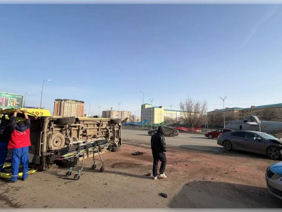 Ішінде жүкті келіншек болған: Ақтөбеде жедел жәрдем көлігі аударылып кетті