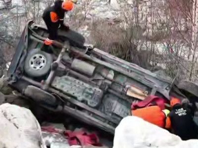 Алматыда жеңіл көлік өзенге түсіп кетті