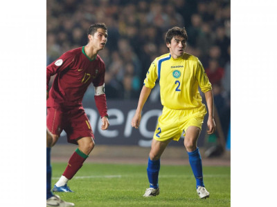 «Көмек керек»: Самат Смақов футбол жейдесін аукционға  шығарды