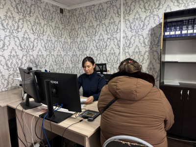 «Балаңды грантқа түсіремін»: Қарағандыда алаяқ тұрғындардан 15 млн теңге алған