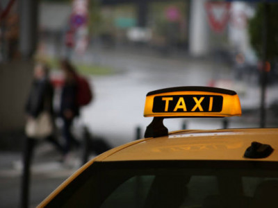 Атырауда такси жүргізушісі жолаушыны пышақтап кетті