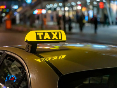 Атырау вокзалында такси жүргізушісі жолаушыға пышақ сұққан