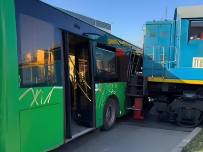 Алматы облысында пойыз бен автобус соқтығысып қалды