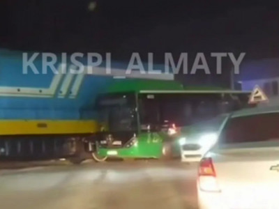 Алматы маңында автобус пен пойыз соқтығысты