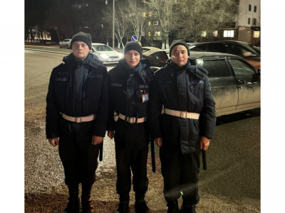 Ұлттық ұлан сарбаздары жол апатынан зардап шеккен азаматқа көмек көрсетті