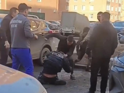 Қостанайда полиция қызметкері соққыға жығылды (ВИДЕО)
