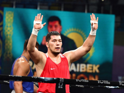 Айбек Оралбай өзбек боксшысын жеңіп, Азия чемпионатының жартылай финалына өтті