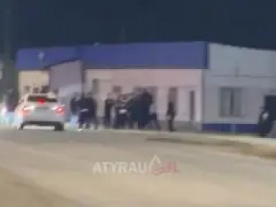 Атырау облысында бір топ жігіт полиция қызметкерлеріне шабуыл жасады (ВИДЕО)