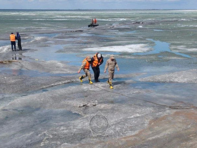 Павлодар облысында балықшылар мінген қайық мұз арасына қысылып қалған