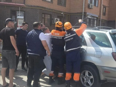 Қызылордада құтқарушылар 3 жасар баланы есігі құлыпталып қалған автокөліктен алып шықты
