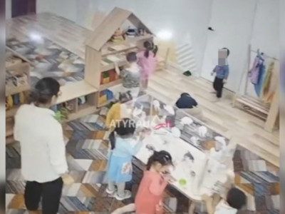 Атыраудағы балабақшада ағаш сөре балалардың үстіне құлаған (ВИДЕО)