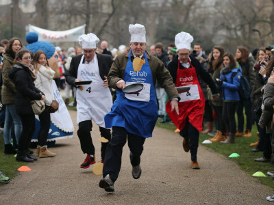 600 жылдық дәстүр: Англияда құймақ табасын ұстап жүгіруден жарысы өтті