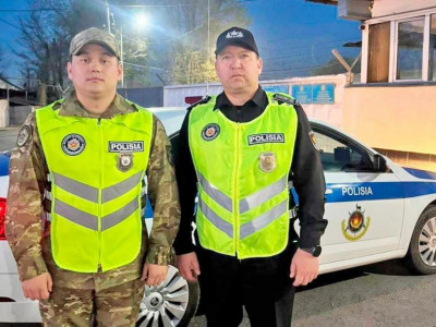 Алматыда әскери полицейлер көлікте қамалып қалған сәбиді құтқарып қалды