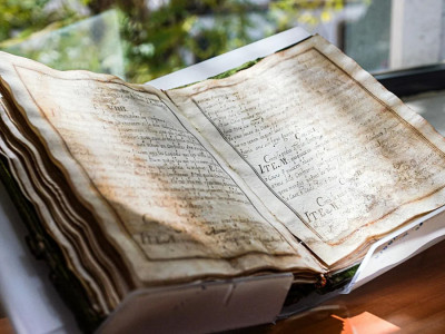 Испания полициясы ғасыр бойы іздеуде болған тарихи қолжазбаны интернеттен тапты