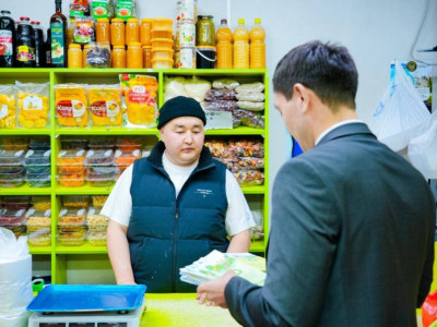 Таза Қазақстан: Елордалық кәсіпкерлерге тазалықты сақтау жөнінде чек-парақтар таратылды