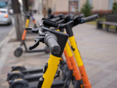 Алматыда самокаттардың тең жартысы айып тұрағына қойылды