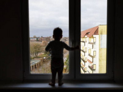 Алматыда 3-қабаттағы терезеден құлап кеткен бүлдіршін аман қалды