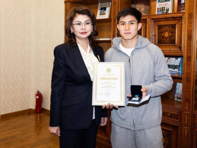 Аида Балаева "Қайрат" клубының жас жұлдызы Дастан Сәтпаевты марапаттады