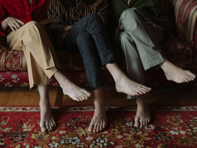 Аяқ айқастырып отыру зиян ба? – ғалымдар жауап берді