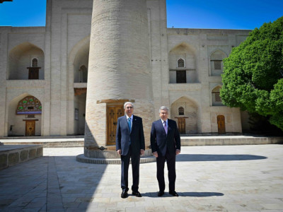 Қасым-Жомарт Тоқаев пен Шавкат Мирзиёев Бахауддин Нақышбанди мемориалдық кешеніне барды