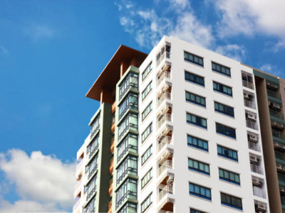 Қарағандыда көпқабатты үйдің төбесіне шыққан жасөспірім елді дүрліктірді