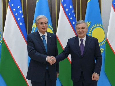 Тоқаев Өзбекстан Президентімен бейресми кездесу өткізді