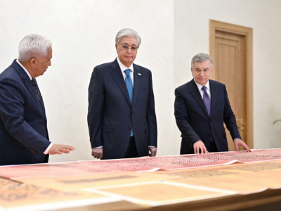 Шавкат Мирзиёев Қасым-Жомарт Тоқаевқа бірқатар тарихи құжатты тапсырды