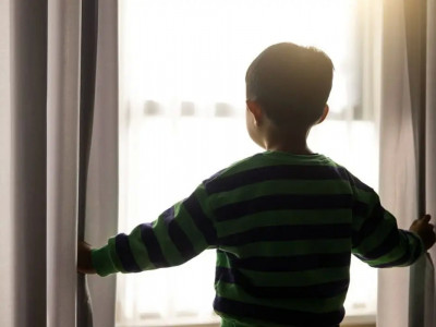 Қарағандыда ата-анасымен бірге қонаққа барған бала биіктен құлап кетті