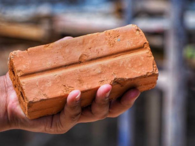 Қарағанды облысында 3 жасар баланың басына кірпіш құлаған