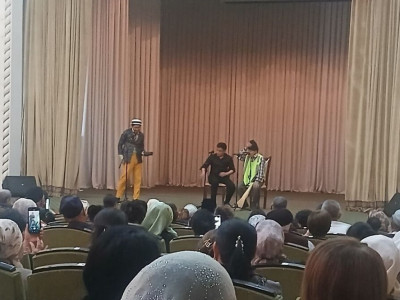 Өзбекстанда «Шаншар» сатира театры өнер көрсетті