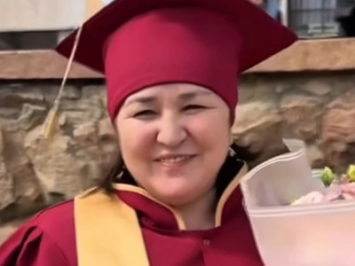 "32 жылдан соң диплом алды": Анасының диплом табыстау рәсіміне келген қыз жұртты сүйсіндірді (ВИДЕО)
