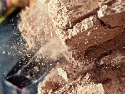 Қарағанды облысында баланың басына кірпіш құлады