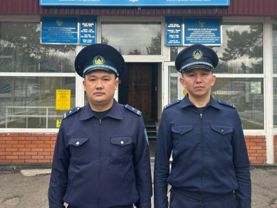 Полицейлер түнде мұздай суға түсіп кеткен 86 жастағы әжейді құтқарды