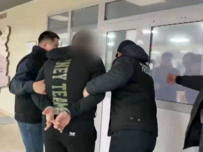 Құпия орында жасырынған: 5 жыл бойы іздеуде жүрген қылмыскер ұсталды (ВИДЕО)