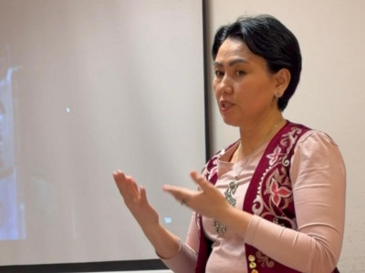 Қазақ тілін үйренгісі келетін шетелдік көп – Прагада қазақша үйретіп жүрген Шынар