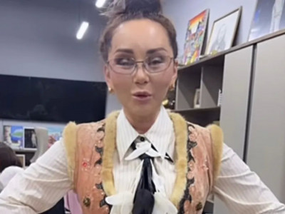 «50 жыл бойы ешкімге керегі болмады»: Баян Алагөзова «Қыз Жібек» камзолына қатысты үн қатты (ВИДЕО)