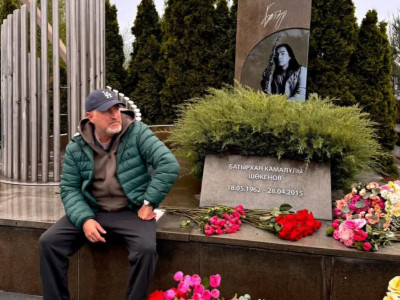 «Барлық гүл саған»: Ресейлік әнші Леонид Агутин Батырхан Шүкеновтың зиратына барды