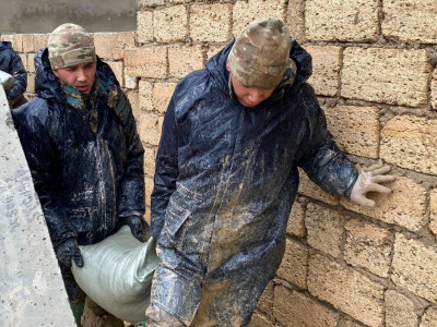 Ұлттық ұлан сарбаздары Жаңаөзенде су басу салдарын жоюға қатысты