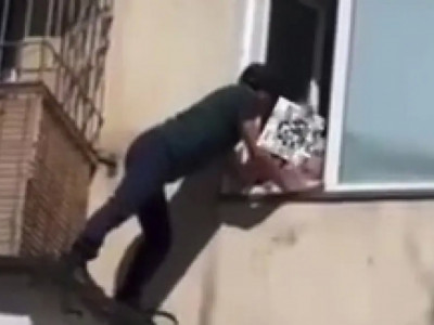 Екібастұзда 59 жастағы ер адам терезеден құлап кете жаздаған баланы құтқарып қалды (ВИДЕО)