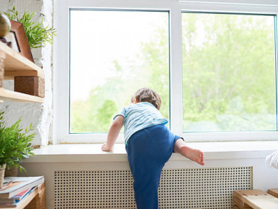 Полиция балаларды терезеден құлаудан қорғау жолдарын ескертті