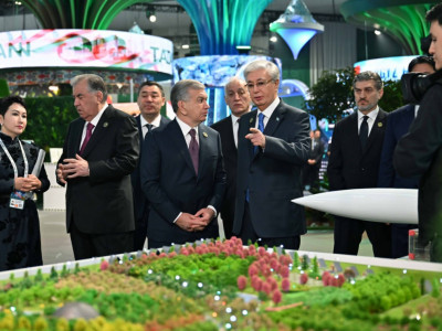 Мемлекет басшылары Өңірлік экологиялық саммиттің көрме павильондарын аралады