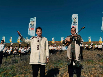 Ақтөбе облысында 100 домбырашы бір мезетте «Ақбұлақ» әнін шырқады