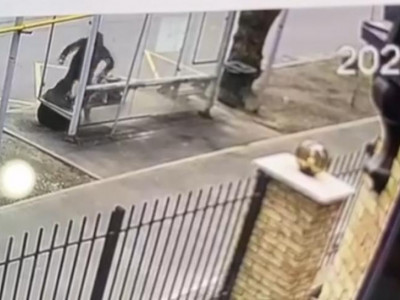 «Ұрып-соғып, басынан тепкен»: Алматыда ер адам 66 жастағы әйелді аяусыз соққыға жыққан (ВИДЕО)