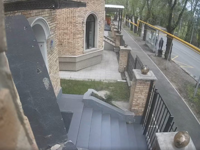 Алматылық жігіт зейнеткерді аялдамада аяусыз ұрып кеткен (ВИДЕО)