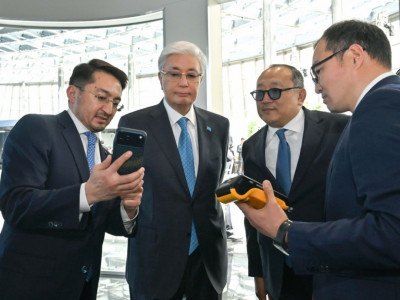 Президентке Қазақстандағы алғашқы криптовалютамен төлеу үрдісі көрсетілді